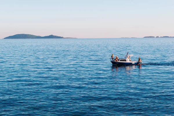 Kupari Kroatien Augusti 2016 Lycklig Familj Fiskebåt Mycket Lugnt Vatten — Stockfoto