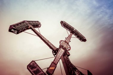 Fuarda salıncak gezintisi. Eğlence parkı.