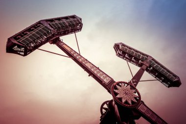 Fuarda salıncak gezintisi. Eğlence parkı.