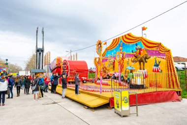 METKOVIC, CROATIA - 28 Şubat 2016: Aileler lunaparkı ziyaret etti