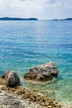 Hırvatistan 'ın Dubrovnik kenti yakınlarındaki güzel deniz kıyıları. Zupa Dubrovacka Mlini, Avrupa 'nın ünlü simgesi ve turistik beldesi.