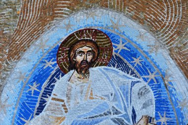 Karadağ 'ın Ostrog manastırındaki mozaikler. Karadağ 'daki bir kayanın üzerindeki kutsal mozaik iklerine yakından bakın. Ostrog manastırı Karadağ 'ın en popüler hac yeri