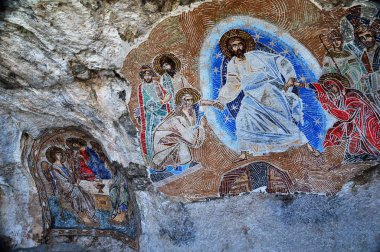 Karadağ 'ın Ostrog manastırındaki mozaikler. Karadağ 'daki bir kayanın üzerindeki kutsal mozaik iklerine yakından bakın. Ostrog manastırı Karadağ 'ın en popüler hac yeri