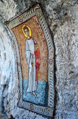 Karadağ 'ın Ostrog manastırındaki mozaikler. Karadağ 'daki bir kayanın üzerindeki kutsal mozaik iklerine yakından bakın. Ostrog manastırı Karadağ 'ın en popüler hac yeri