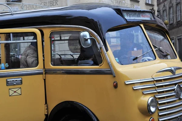 Alter Original Steyrer Saurer Postbus Auf Dem Hauptplatz Steyr Unterwegs — Stockfoto