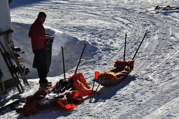 Equipo Esquí Rescate Montaña Comprobando Equipo Estación Base Semmering Los — Foto de Stock