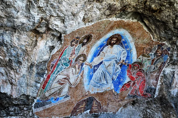 Karadağ 'ın Ostrog manastırındaki mozaikler. Karadağ 'daki bir kayanın üzerindeki kutsal mozaik iklerine yakından bakın. Ostrog manastırı Karadağ 'ın en popüler hac yeri