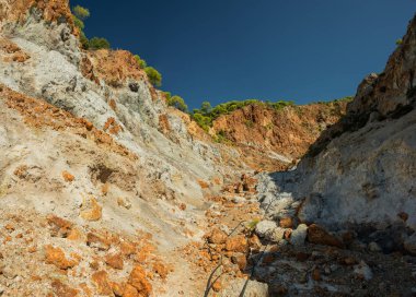 Sousaki, Yunanistan 'ın kuzeydoğusunda, Ege volkanik yayının kuzeybatı ucunda bulunan sönmüş bir volkan ve modern solfatara alanıdır.. 