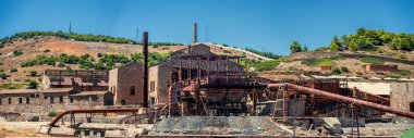 Lavrio 'daki eski gümüş madeni fabrikası. Fransız fabrikası 1970 'lere kadar çalışmaya devam etti. Klasik madenlerden kalan eski cevheri incelediler.