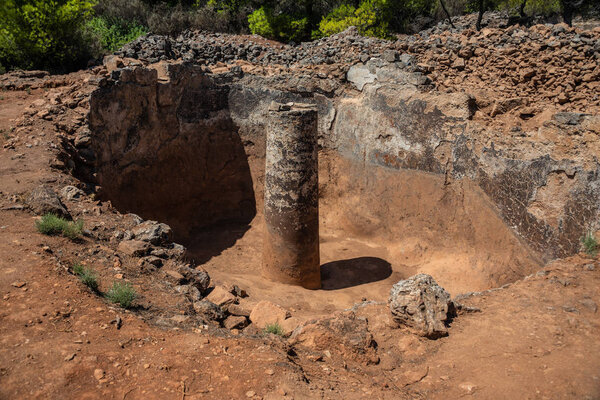Впечатляющий вид на историческое место древних серебряных рудников Лавриона
