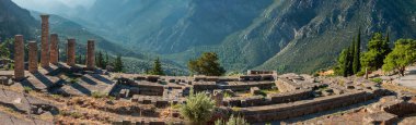 Parnassus Dağı 'ndaki Delphi arkeolojik alanındaki Apollo Tapınağı. Delphi, Apollo 'ya adanmış tapınaktaki kahin tarafından meşhurdur. Unesco Dünya Mirası. Yunanistan