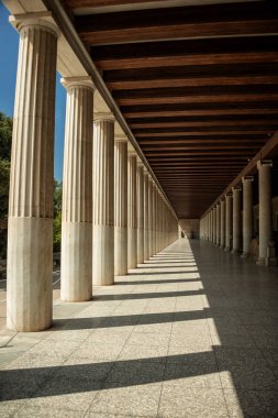 Atina'daki Attalos'un Stoa'sı, Yunanistan. Antik Agora arkeolojik alanda etkileyici bir bina. Sütunlardan büyük perspektif