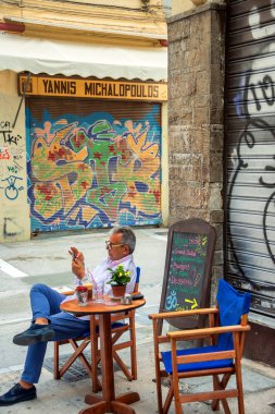 Yunanistan 'ın Monastraki ve Plaka ilçeleri yakınlarındaki açık hava alışveriş merkezi ve pazarından turistler ve yerel Yunanlılar alışveriş yapıyorlar