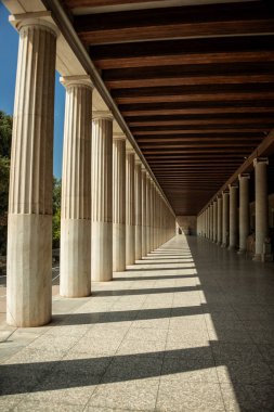 Atina'daki Attalos'un Stoa'sı, Yunanistan. Antik Agora arkeolojik alanda etkileyici bir bina. Sütunlardan büyük perspektif