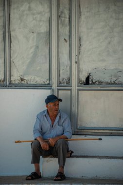 Sofiko, Peleponnes, Yunanistan 'da Çoban Sopalı Yaşlı Yunanlı Adam