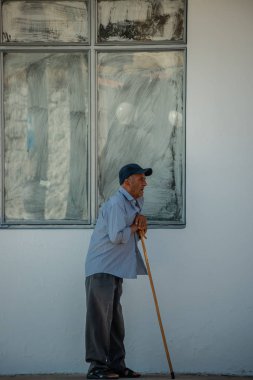 Sofiko, Peleponnes, Yunanistan 'da Çoban Sopalı Yaşlı Yunanlı Adam