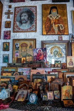 Eskiden çobanlar için barınak olarak kullanılan Ekklisia Agia Varvara Kilisesi 'nin içinde.