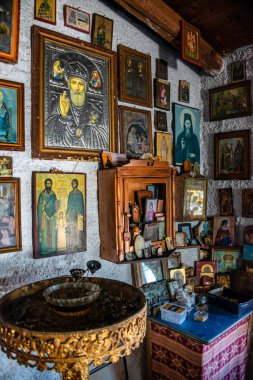 Eskiden çobanlar için barınak olarak kullanılan Ekklisia Agia Varvara Kilisesi 'nin içinde.