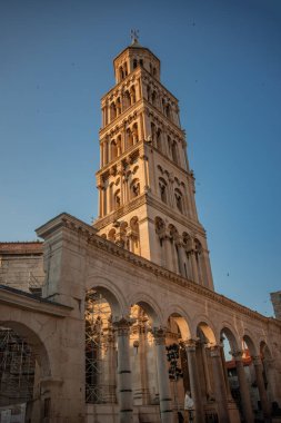 Split 'teki Diocletian Sarayı. Sabahın erken saatlerinde Roma İmparatoru Diocletian tarafından inşa edilen Split 'teki Diocletian Sarayı' nın manzarası.