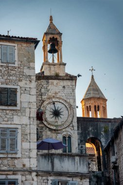 Hırvatistan 'ın Adriyatik kıyısındaki Eski Split kentindeki ünlü saat kulesi. Dalmaçya Kasabasındaki Diocletian Sarayı 'nda çan kulesinin Roma mimarisi.