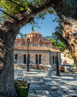 Hosios Loukas manastırı Orta Bizans mimarisinin en önemli eserlerinden biri ve bir Unesco Dünya Mirası Alanı 'dır.
