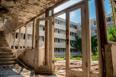 Dubrovnik yakınlarında terk edilmiş eski bir otel. 1991 'deki iç savaşta yok edildi ve terk edildi.