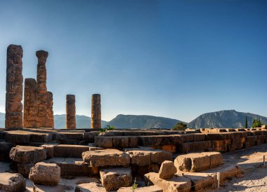 Parnassus Dağı 'ndaki Delphi arkeolojik alanındaki Apollo Tapınağı. Delphi, Apollo 'ya adanmış tapınaktaki kahin tarafından meşhurdur. Unesco Dünya Mirası. Yunanistan