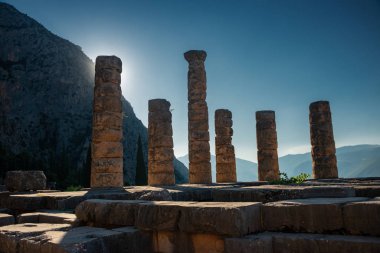 Parnassus Dağı 'ndaki Delphi arkeolojik alanındaki Apollo Tapınağı. Delphi, Apollo 'ya adanmış tapınaktaki kahin tarafından meşhurdur. Unesco Dünya Mirası. Yunanistan