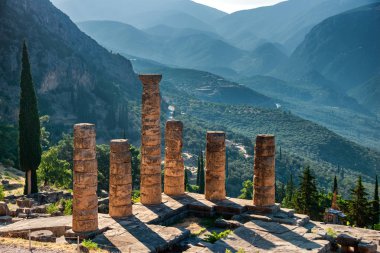 Parnassus Dağı 'ndaki Delphi arkeolojik alanındaki Apollo Tapınağı. Delphi, Apollo 'ya adanmış tapınaktaki kahin tarafından meşhurdur. Unesco Dünya Mirası. Yunanistan