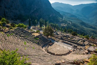 Apollo tapınağı olan antik Delphi tiyatrosu, yukarıdan panoramik manzara