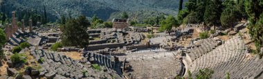 Apollo tapınağı olan antik Delphi tiyatrosu, yukarıdan panoramik manzara
