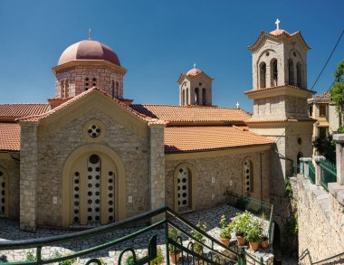 Yunanistan 'ın Voiotia kentindeki köyün girişindeki Arachova ana ortodoks kilisesi