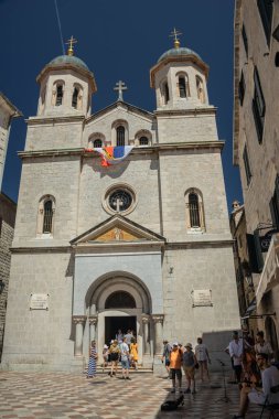 Karadağ 'ın Eski Kent merkezi Kotor' daki Nicholas Kilisesi önündeki turistler, Sırp Ortodoks Kilisesi.