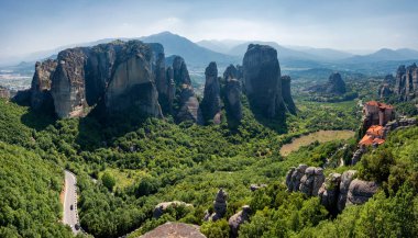 Kuzey Yunanistan 'daki ünlü Meteora Manastırı ile Kaya oluşumları hakkında nefes kesici bir manzara