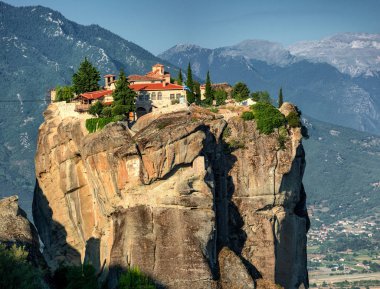 Meteora bölgesindeki kayalıklarda ve manastırlarda nefes kesici sabah manzarası.