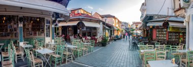 Yunanistan 'ın eski Ioannia kentindeki Idyllic Kafeler ve Restoranlar
