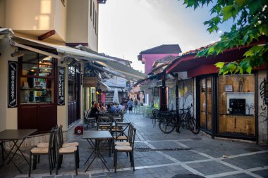 Yunanistan 'ın eski Ioannia kentindeki Idyllic Kafeler ve Restoranlar