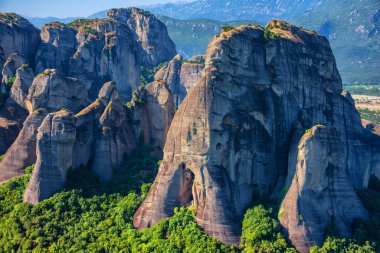 Meteora bölgesindeki kayalıklarda ve manastırlarda nefes kesici sabah manzarası.