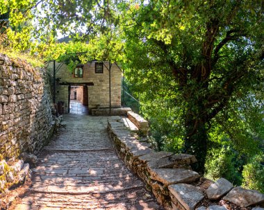 Agia Paraskevi 'deki terk edilmiş manastır Vikos Boğazı' nın kenarında.. 