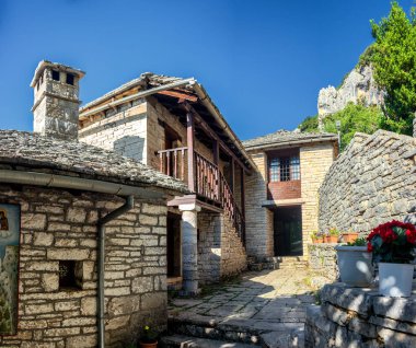 Agia Paraskevi 'deki terk edilmiş manastır Vikos Boğazı' nın kenarında.. 