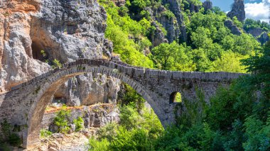 Noutsou köprüsü (veya Kokkori olarak da bilinir), orta Zagori 'de, Koukouli, Dilofo ve Kipoi köyleri arasında bulunan tek bir kemer taşı köprüdür.