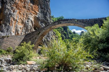 Noutsou köprüsü (veya Kokkori olarak da bilinir), orta Zagori 'de, Koukouli, Dilofo ve Kipoi köyleri arasında bulunan tek bir kemer taşı köprüdür.