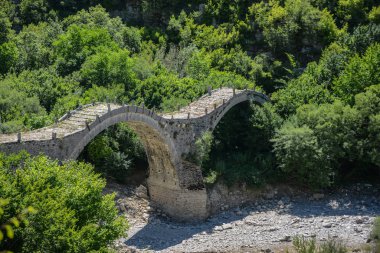 eski kalogeriko üç kemerli taş köprü vikos Kanyon, zagorohoria, Yunanistan