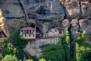 Ypapanti Manastırı, Meteora bölgesinin en az bilinen manastırlarından biridir. Uçurumun kenarına kurulmuş ve ulaşması kolay değil..