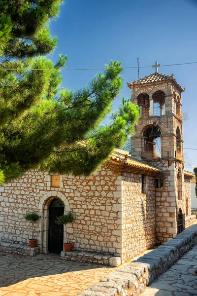 Sofiko, Peleponnes, Yunanistan 'daki Küçük Eski Şapel Manzarası