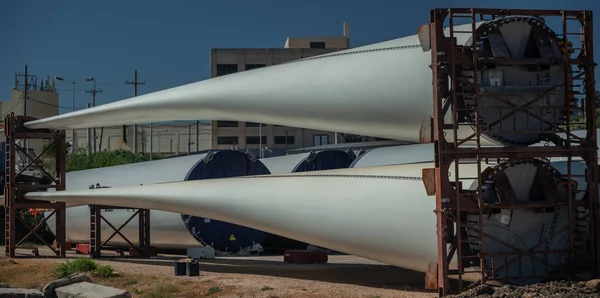 Rüzgar türbini parçaları. Yenilenebilir yeşil enerji yatırımı. Güç endüstrisi gelişimi. Yunanistan 'daki Lavrio Limanı' nda saklanan büyük bıçaklar nakliyeye hazır.
