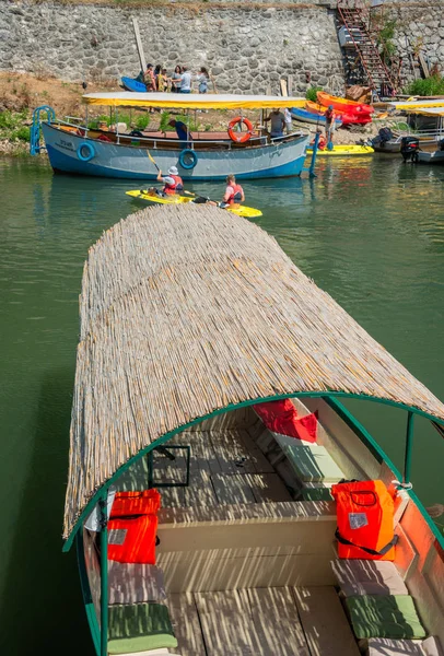 Лодка Туристов Озере Скадар Черногория — стоковое фото