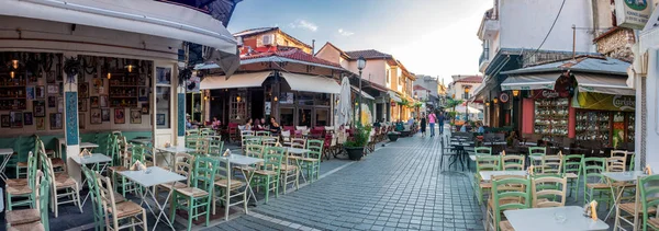 希腊伊万尼亚老城的Idyllic咖啡店和餐馆 — 图库照片