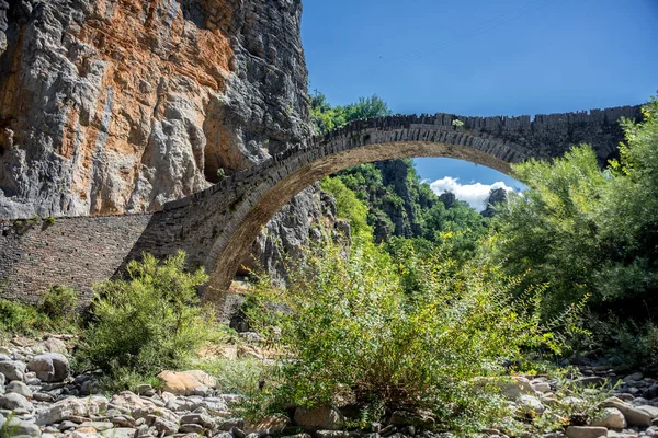 Noutsou köprüsü (veya Kokkori olarak da bilinir), orta Zagori 'de, Koukouli, Dilofo ve Kipoi köyleri arasında bulunan tek bir kemer taşı köprüdür.