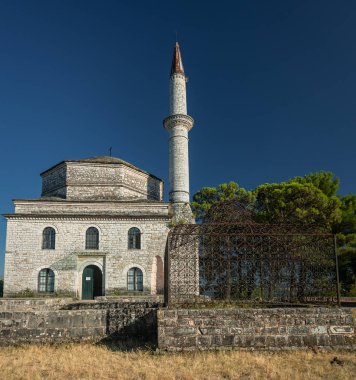 Önünde Ali Paşa 'nın mezarı olan Fethiye Camii' ne bakın. Cami 1795 yılında Ali Paşa tarafından restore edildi.